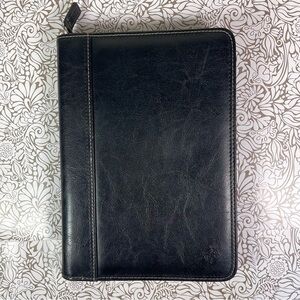 Franklyn Covey Zipper around black binder